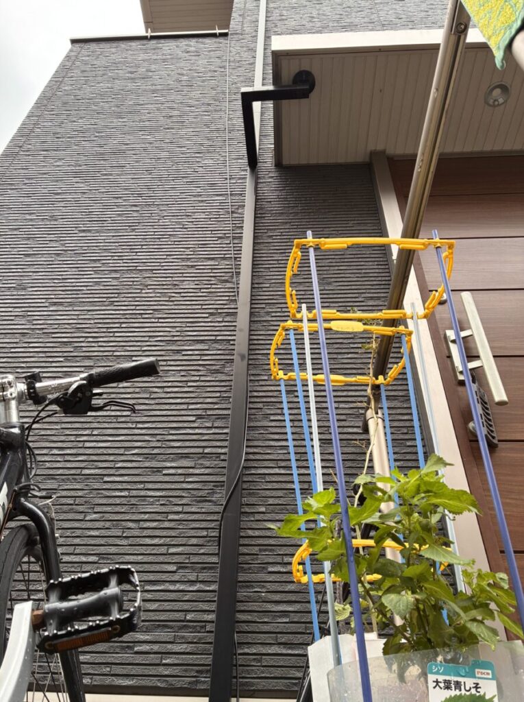 2階の蛇口から1階まで伸ばした自動散水キットのホース